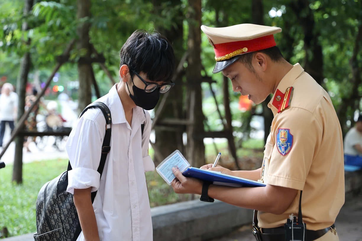 Hà Nội triển khai cao điểm xử lý học sinh, sinh viên vi phạm giao thông - Ảnh 4.