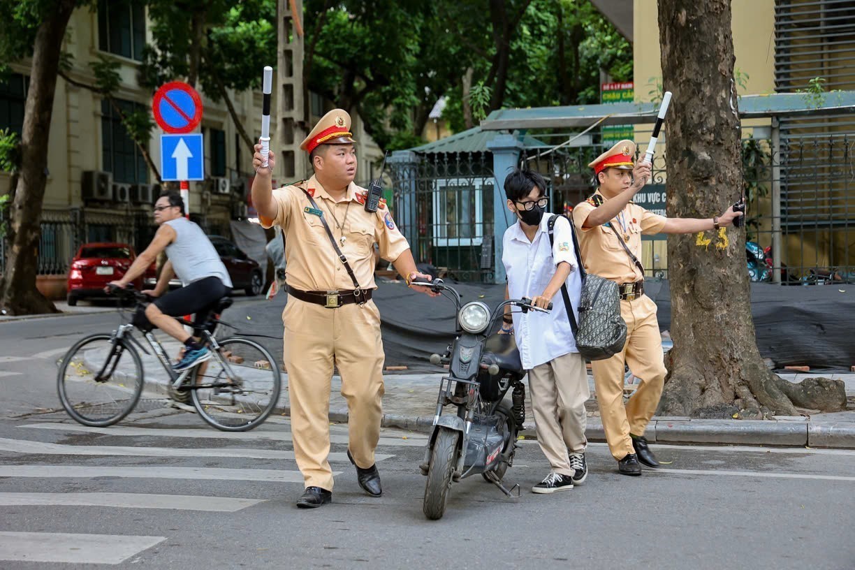 Hà Nội triển khai cao điểm xử lý học sinh, sinh viên vi phạm giao thông - Ảnh 3.
