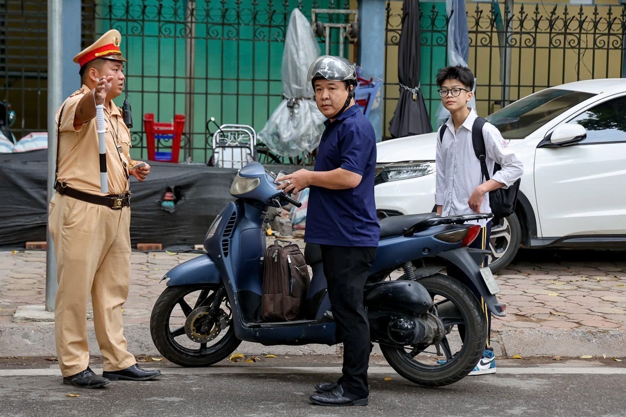 Hà Nội triển khai cao điểm xử lý học sinh, sinh viên vi phạm giao thông - Ảnh 1.