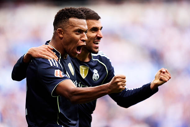 Mbappe tỏa sáng giúp Real thắng với 10 người, dẫn đầu BXH và hơn Barcelona 5 điểm - Ảnh 1.