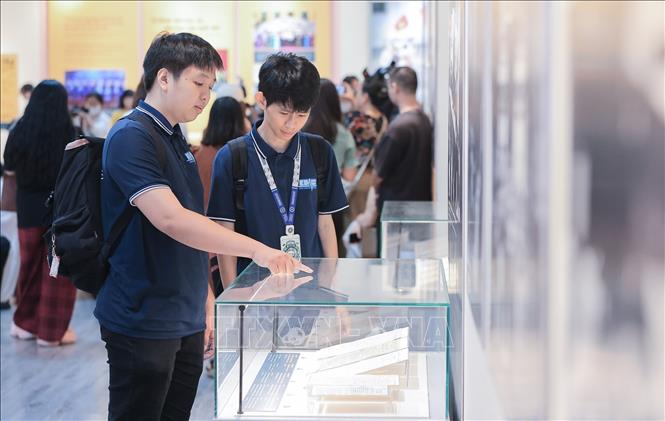 Triển lãm thành tựu đất nước: Giới trẻ thích thú tìm hiểu lịch sử văn hóa Việt Nam - Ảnh 1.