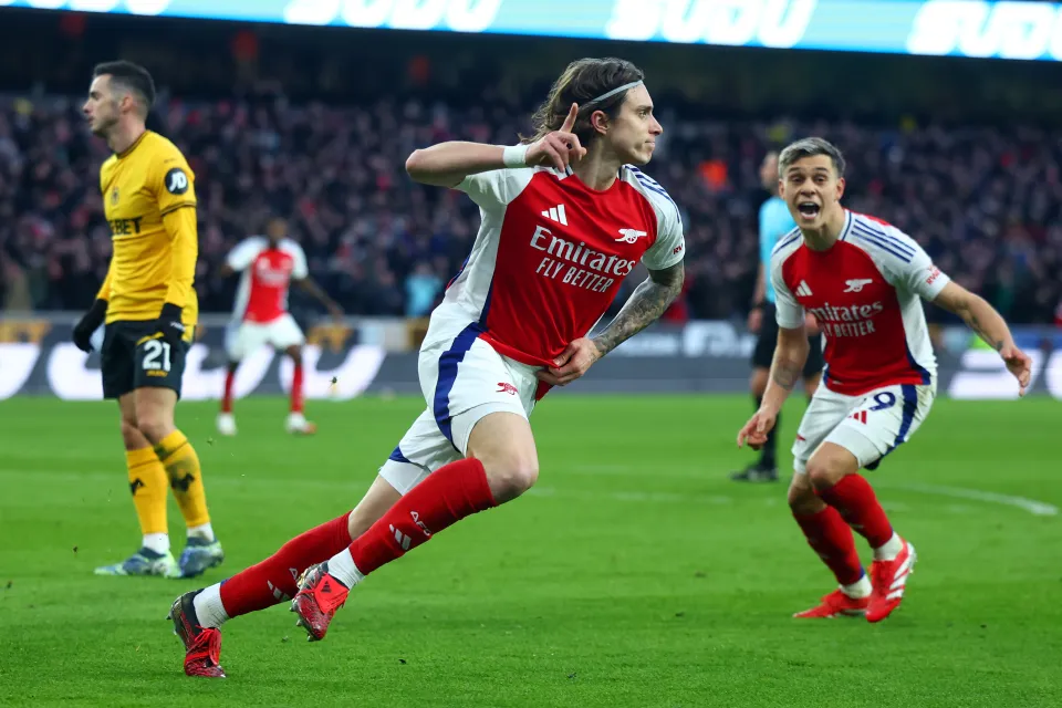 Hài hước hình ảnh trọng tài dạy ngôi sao Arsenal cách ném biên - Ảnh 2.