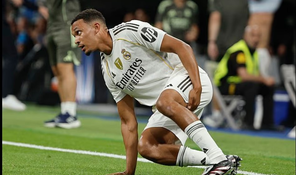 Hậu vệ hay nhất nước Anh phải rời sân chỉ sau 3 phút ra mắt ở Champions League - Ảnh 1.