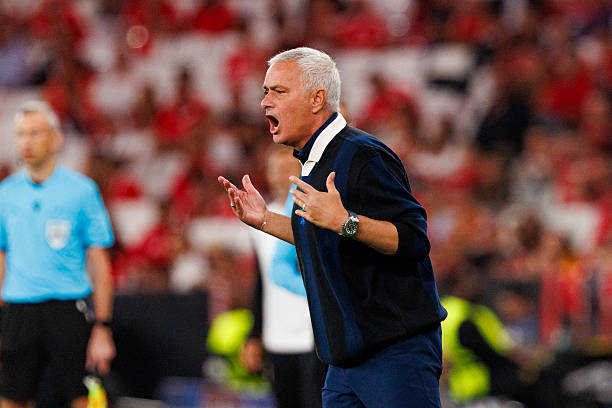 Mourinho sắp dẫn dắt Benfica?