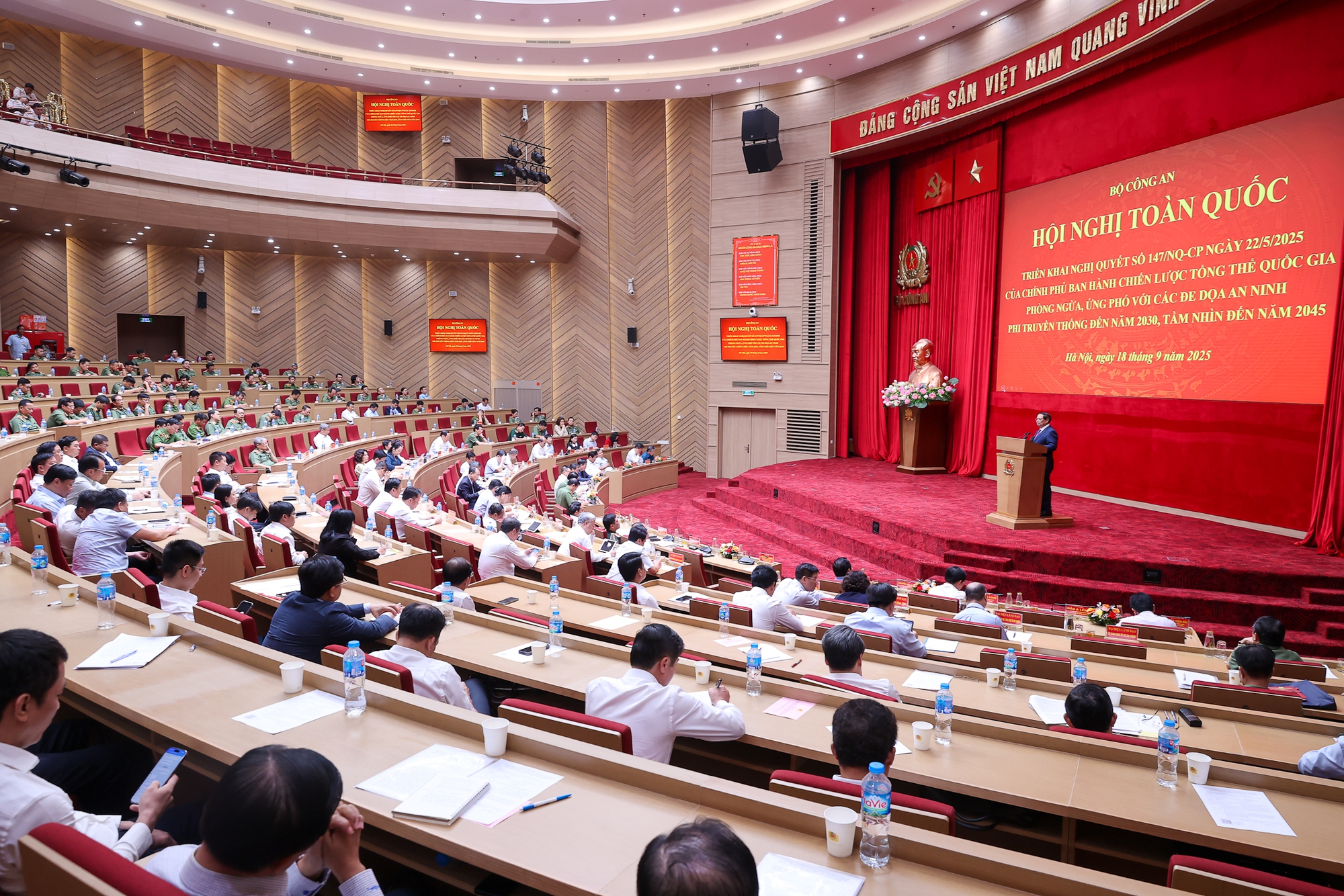 Thủ tướng Phạm Minh Chính: Người dân là trung tâm, chủ thể của phòng ngừa, ứng phó với các đe dọa an ninh phi truyền thống - Ảnh 1.
