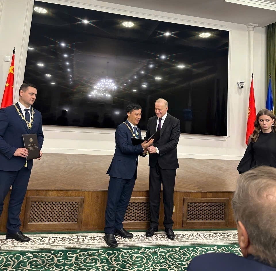 Nhà khoa học thứ hai của Việt Nam nhận bằng Viện sĩ Liên hiệp các viện hàn lâm khoa học thế giới - Ảnh 2.