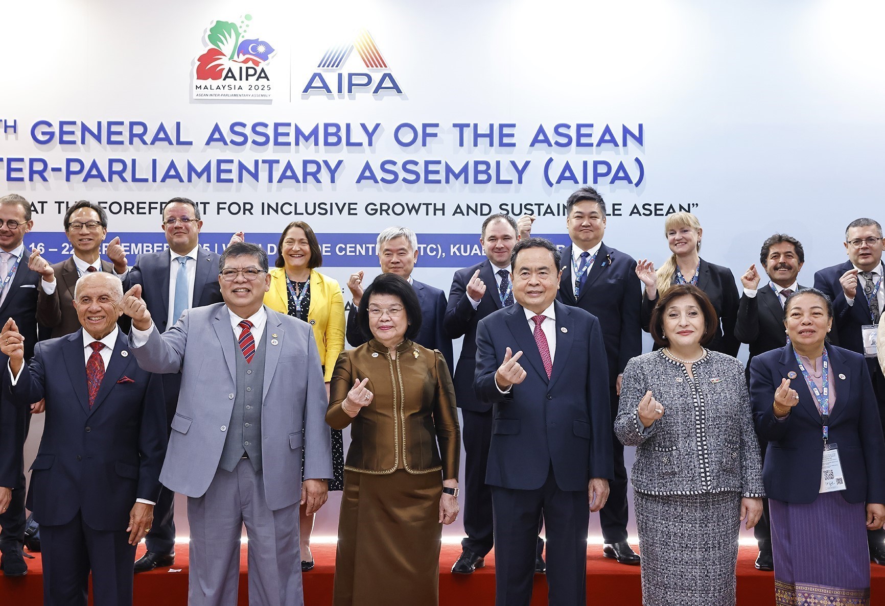 AIPA-46: Các Trưởng đoàn Nghị viện thành viên AIPA chụp ảnh chung - Ảnh 4.