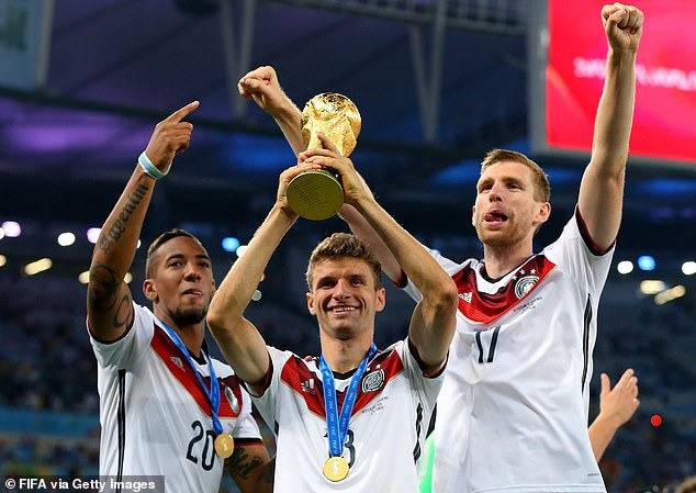 Nhà vô địch World Cup giải nghệ sau khi bị CLB hủy hợp đồng chỉ sau 3 trận đầu mùa - Ảnh 1.