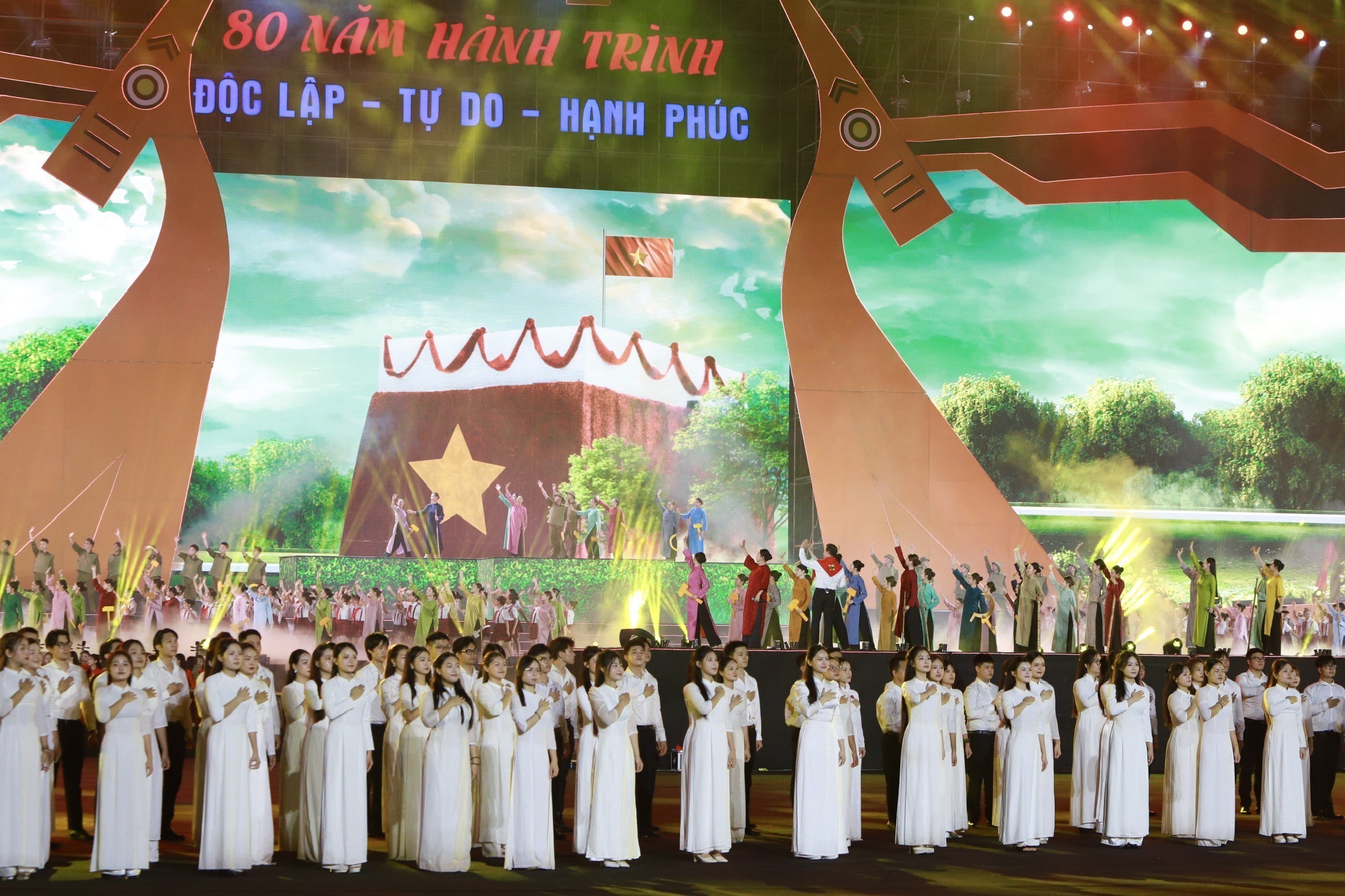 vnapotalchuongtrinhnghethuatquocgiadacbiet80namhanhtrinhdoclap-tudo-hanhphuc8249697-17584470562721909934980.jpg