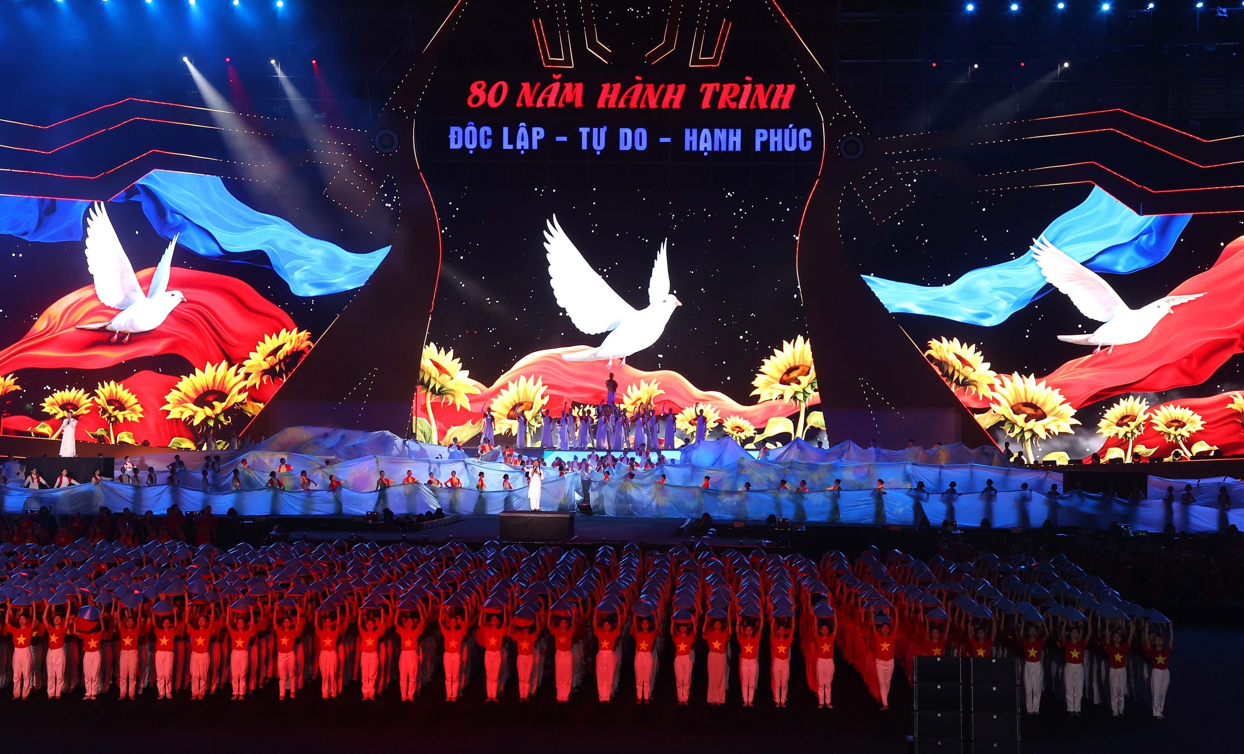 vnapotalchuongtrinhnghethuatquocgiadacbiet80namhanhtrinhdoclap-tudo-hanhphuc8249701-175844705628515949622.jpg