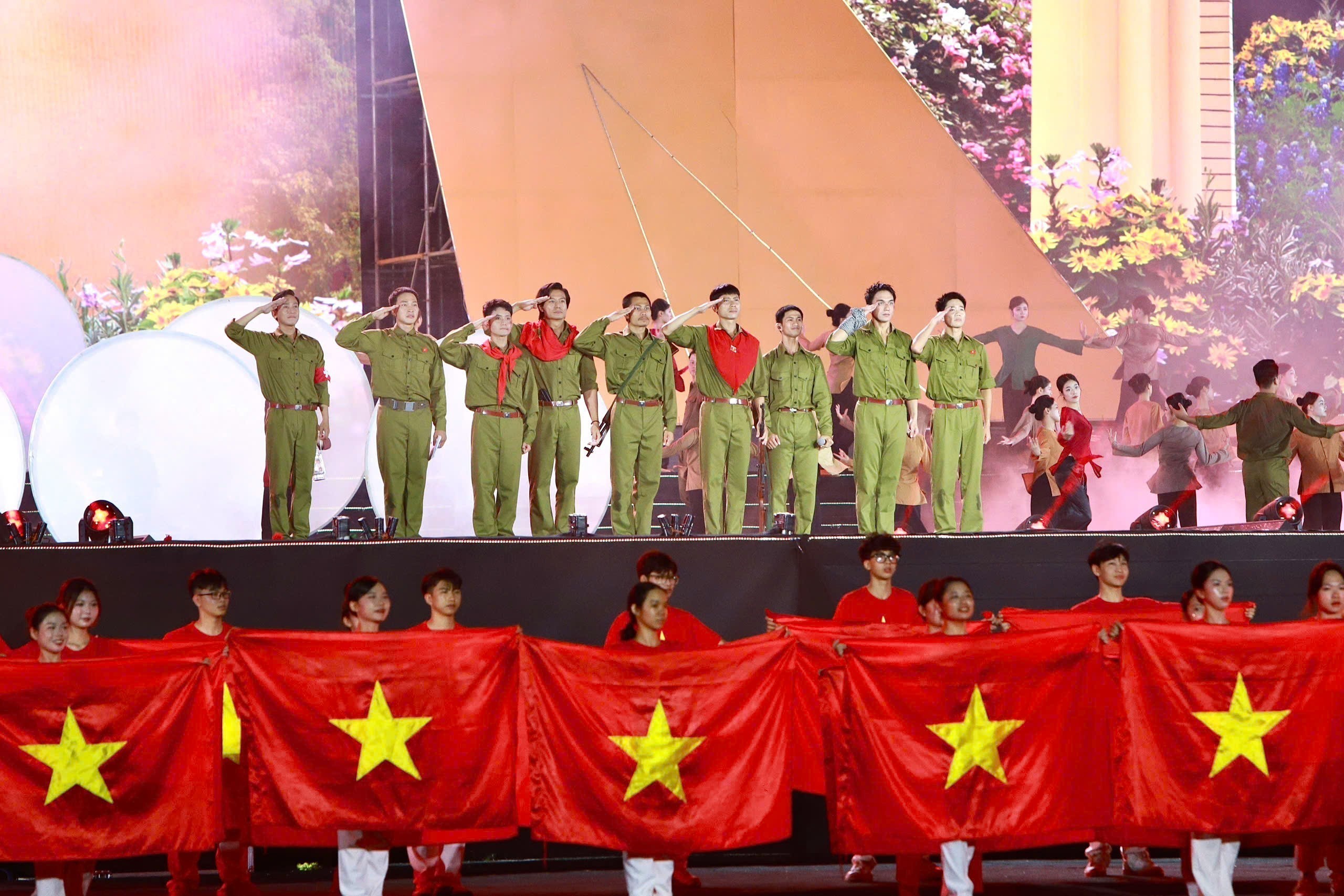 vnapotalchuongtrinhnghethuatquocgiadacbiet80namhanhtrinhdoclap-tudo-hanhphuc8249702-17584470563001095204318.jpg