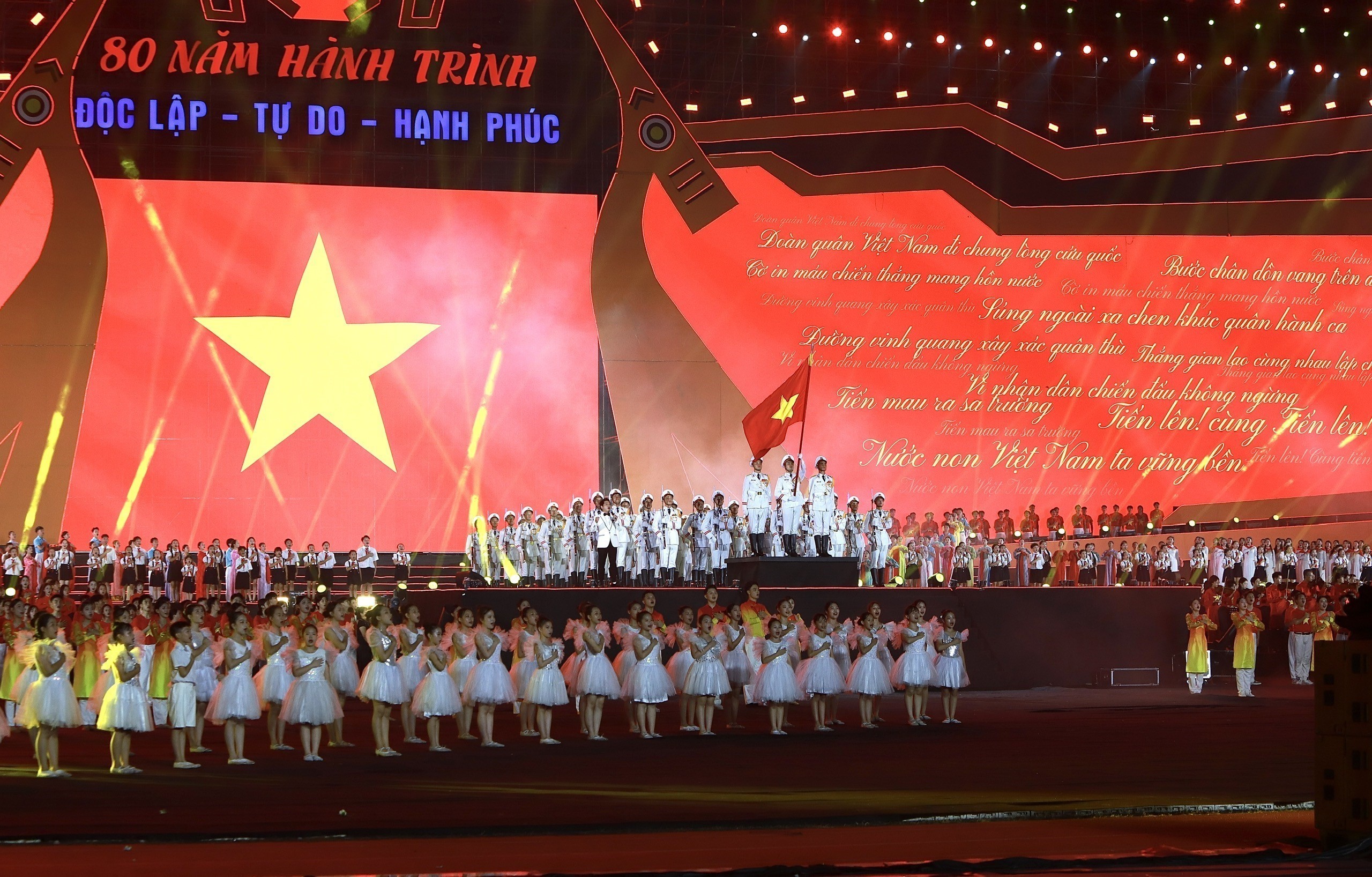 vnapotalchuongtrinhnghethuatquocgiadacbiet80namhanhtrinhdoclap-tudo-hanhphuc8249763-17584470642931364698250.jpg