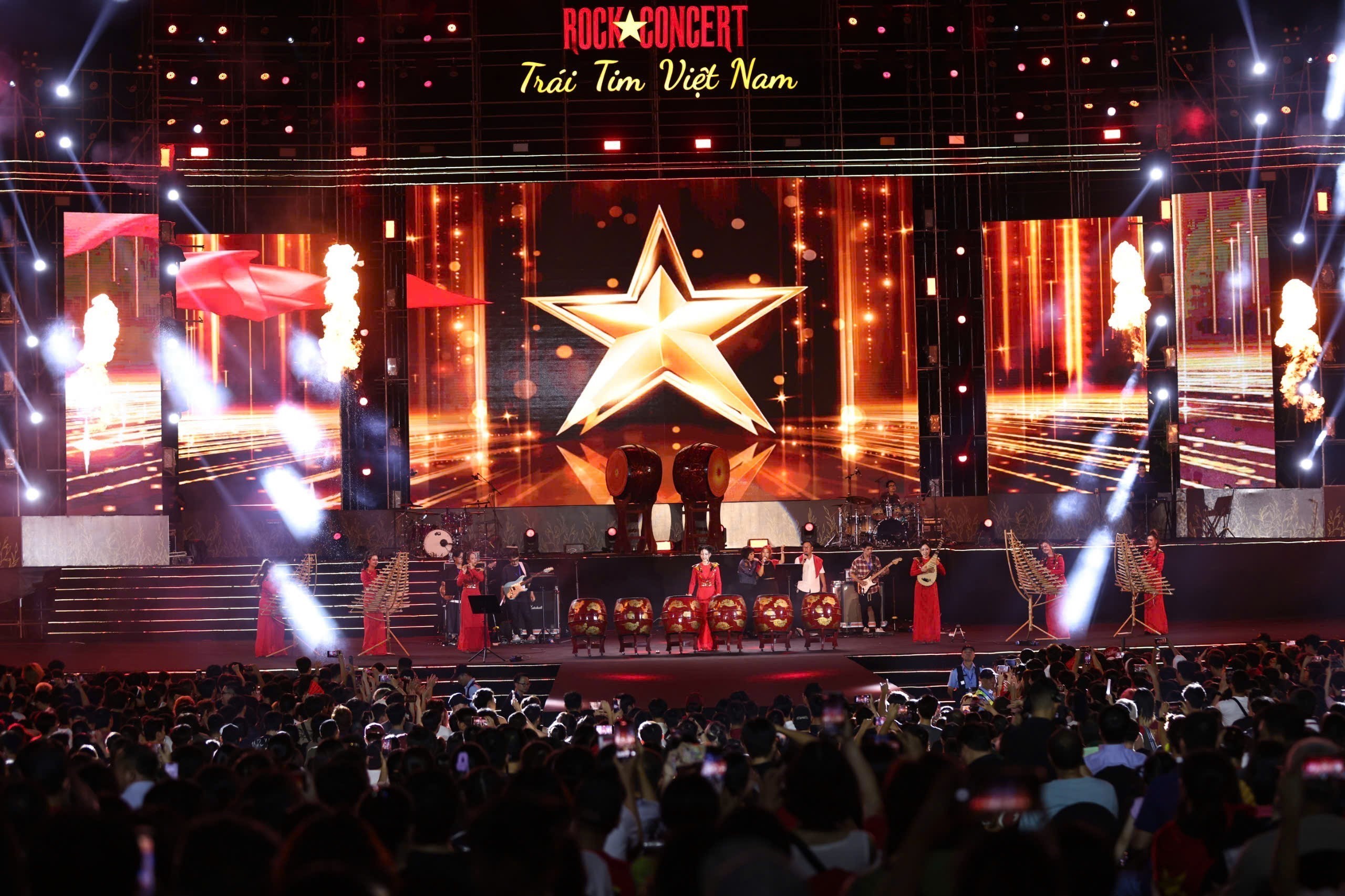 vnapotalchuongtrinhrockconcerttraitimvietnam-tinhyeutoquocthanghoacungamnhac8261875-1758446231630901607634.jpg