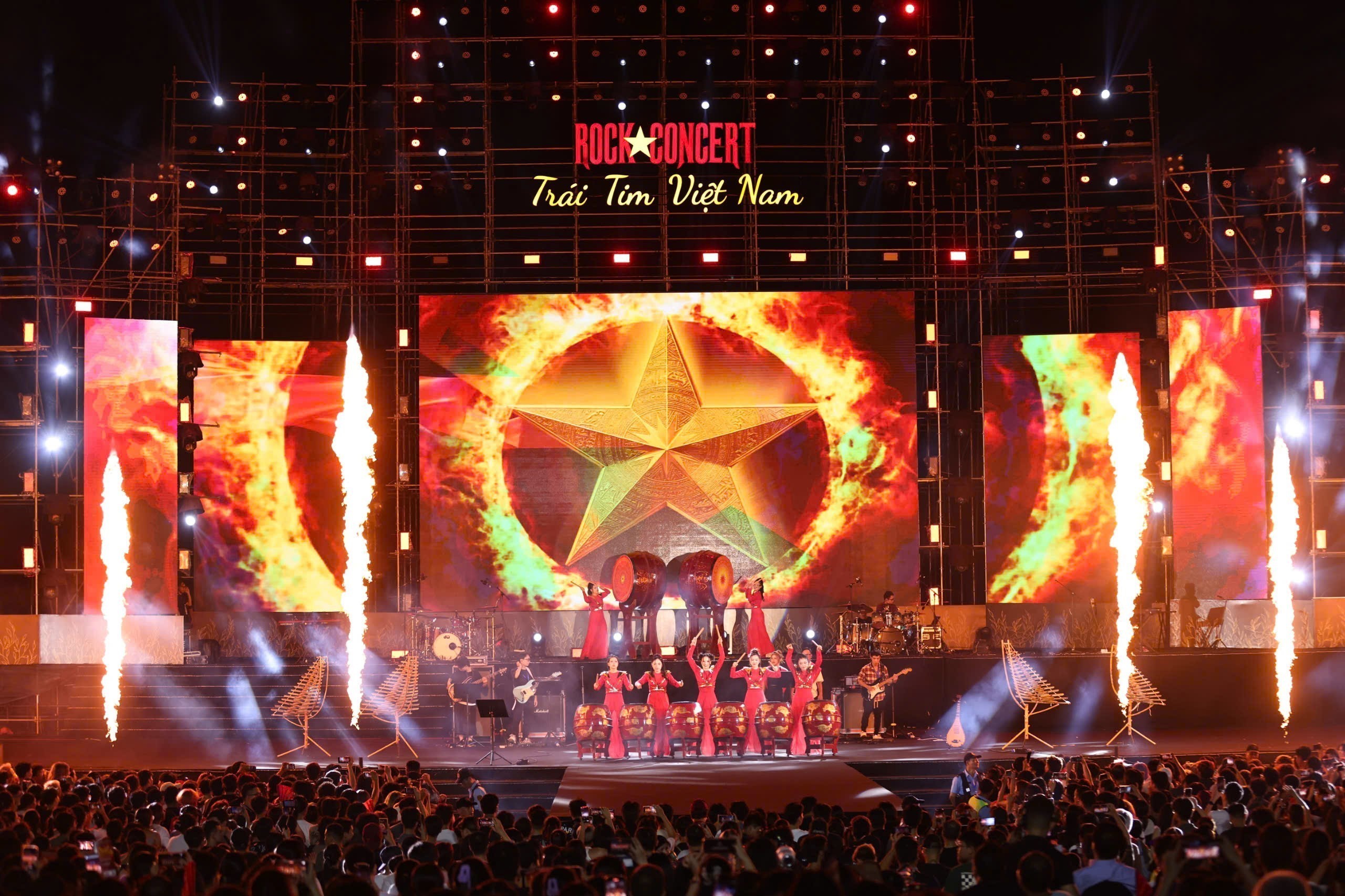 vnapotalchuongtrinhrockconcerttraitimvietnam-tinhyeutoquocthanghoacungamnhac8261876-1758446231642392127726.jpg