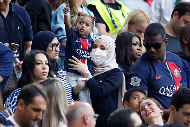 Dembele cùng người vợ hồi giáo và con gái