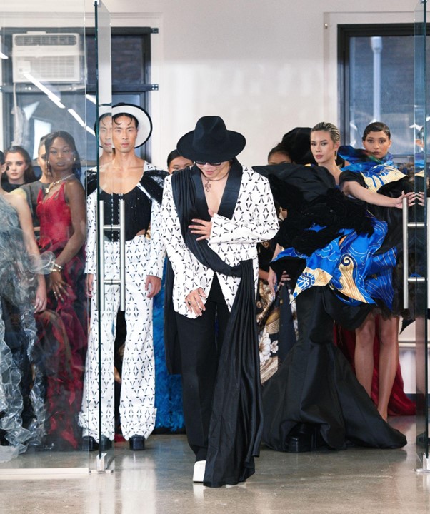 NTK Khang Lê giới thiệu &quot;The Horoscopes&quot; tại New York Couture Fashion Week - Ảnh 4.