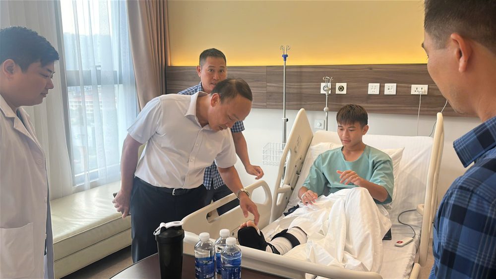 Tin nóng bóng đá Việt Nam hôm nay 24/9: Đội tuyển Việt Nam tập trung ngày 4/10; Tuyển thủ U18 Việt Nam phẫu thuật thành công - Ảnh 3.