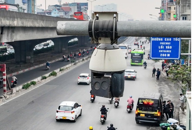 Nửa ngày thí điểm, 2 camera AI giám sát giao thông ở Hà Nội phát hiện 1.452 trường hợp vượt đèn đỏ - Ảnh 1.