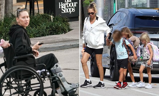 Mỹ nhân quần vợt Kournikova khoe bụng bầu sắp chào đón đứa con thứ 4 - Ảnh 1.