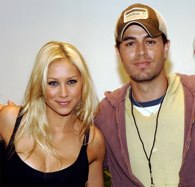 Mỹ nhân quần vợt Kournikova khoe bụng bầu sắp chào đón đứa con thứ 4 - Ảnh 2.