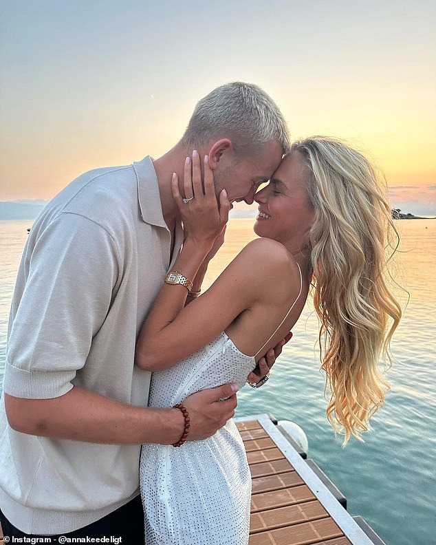Hôn nhân của sao MU tan vỡ sau một năm vì lối sống 'tâm linh' của vợ người mẫu - Ảnh 1.