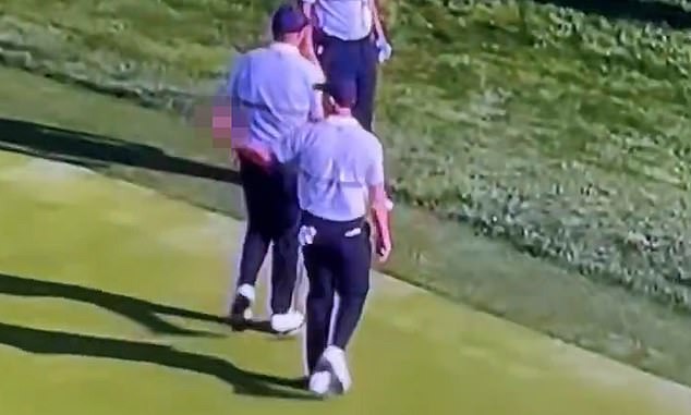 Golfer số 1 thế giới có hành động khiếm nhã với người hâm mộ - Ảnh 2.