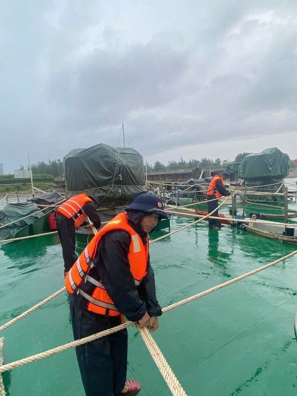 Lãnh đạo tỉnh Quảng Trị kiểm tra công tác ứng phó với bão số 10 - Ảnh 4.