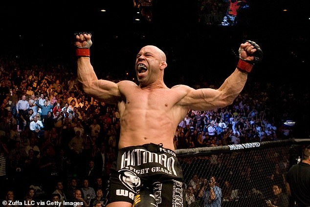 Huyền thoại UFC bị hạ knock-out bởi… một người đàn ông mặc tuxedo trong vụ hỗn chiến tại võ đài - Ảnh 4.