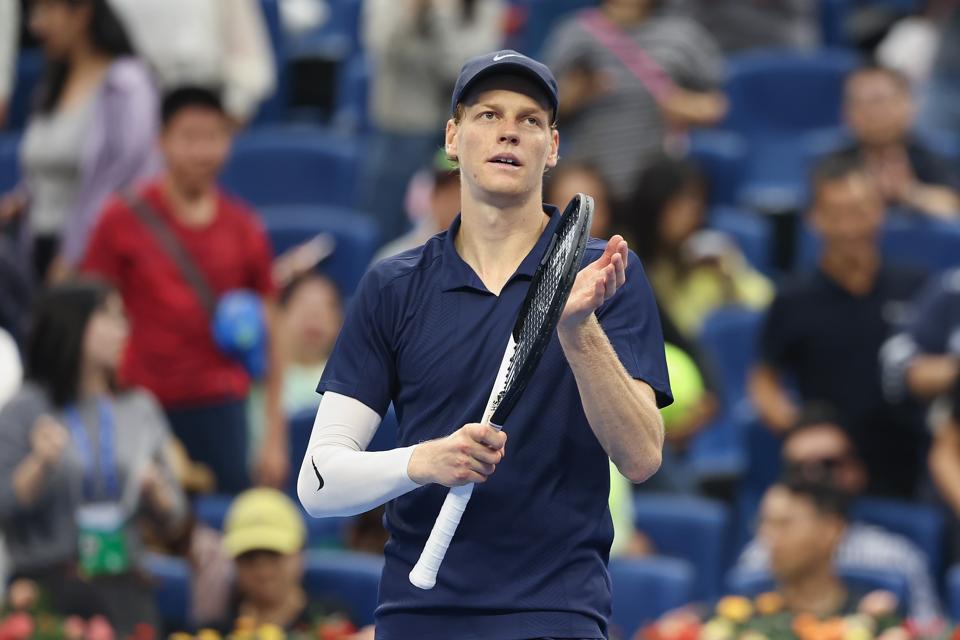 Jannik Sinner đang phải cải tiến lối chơi để tránh bị Alcaraz bắt bài