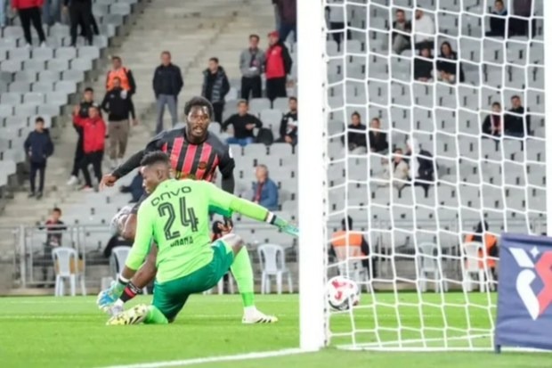 Andre Onana bị tiền đạo Chelsea chọc thủng lưới 2 lần trong 1 phút - Ảnh 1.