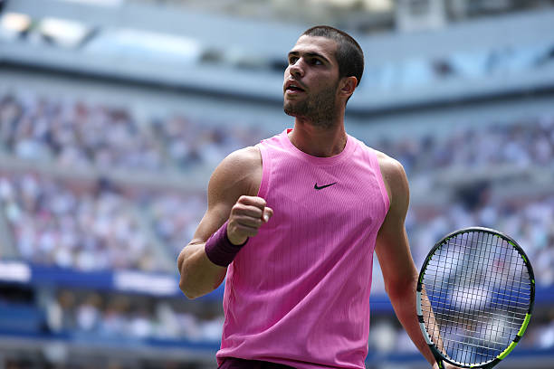 Alcaraz trở thành tay vợt trẻ thứ ba trong lịch sử góp mặt ở 9 trận bán kết Grand Slam trước tuổi 23, sánh ngang Rafael Nadal và Boris Becker. Đáng chú ý, anh vẫn chưa để thua set nào tại giải năm nay.