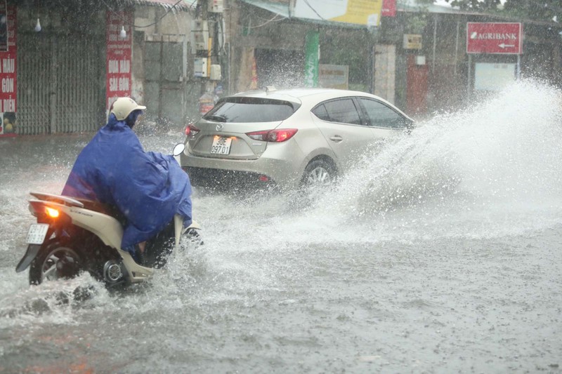 Dự báo thời tiết hôm nay 4/9: Bắc Bộ nắng nóng cục bộ, nguy cơ mưa to và dông mạnh tại các tỉnh phía Nam - Ảnh 2.