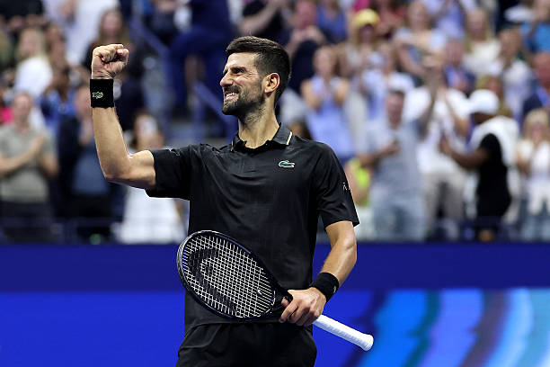 Novak Djokovic đã cân bằng kỷ lục của huyền thoại Jimmy Connors tại US Open sau khi giành quyền vào bán kết gặp Carlos Alcaraz. Với chiến thắng này, Djokovic lần thứ 14 góp mặt ở vòng bán kết US Open, nhiều nhất trong lịch sử quần vợt nam thế giới, sánh ngang Jimmy Connors.