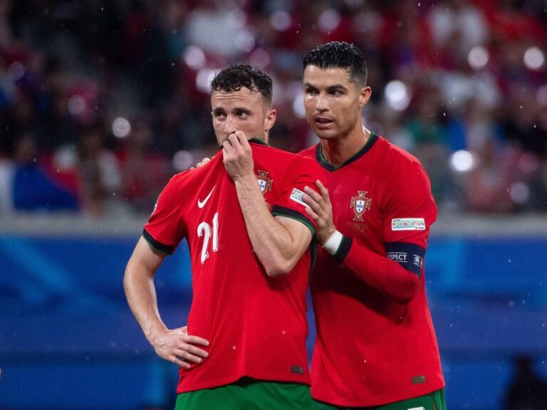 Cristiano Ronaldo và đội tuyển Bồ Đào Nha tổ chức lễ tri ân xúc động dành cho Diogo Jota - Ảnh 6.