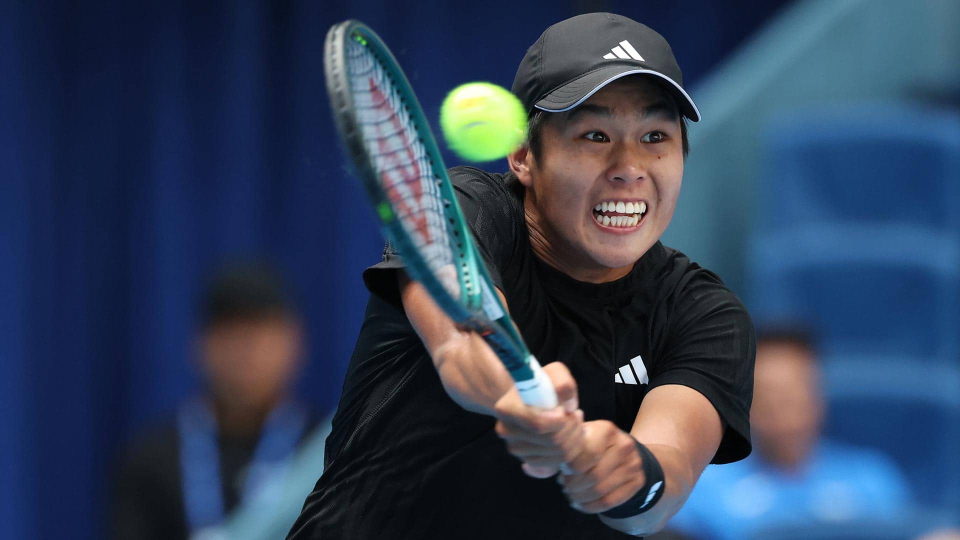 Tay vợt gốc Việt lần thứ hai đánh bại cựu số một thế giới, lập kỳ tích ở Bắc Kinh