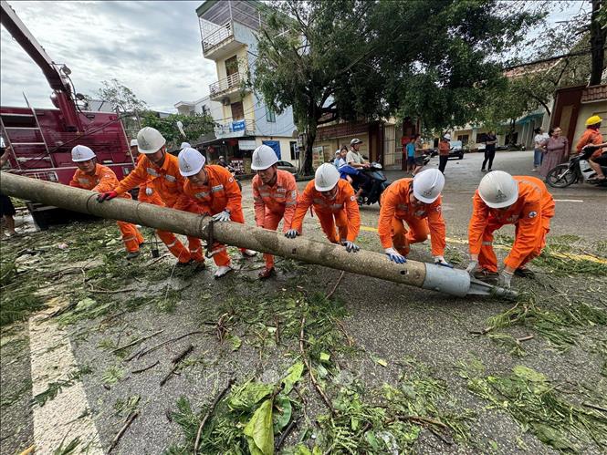 Ảnh hưởng bão số 10: Hơn 2,67 triệu khách hàng có điện trở lại - Ảnh 1.