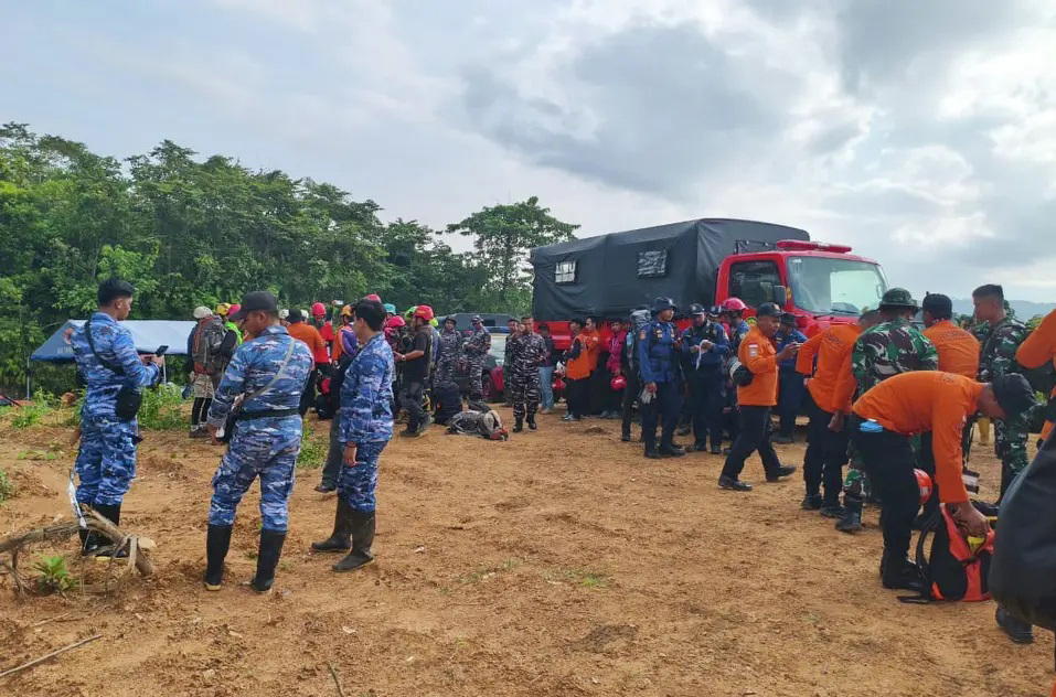 Indonesia tìm thấy máy bay trực thăng mất tích ở Nam Kalimantan - Ảnh 1.