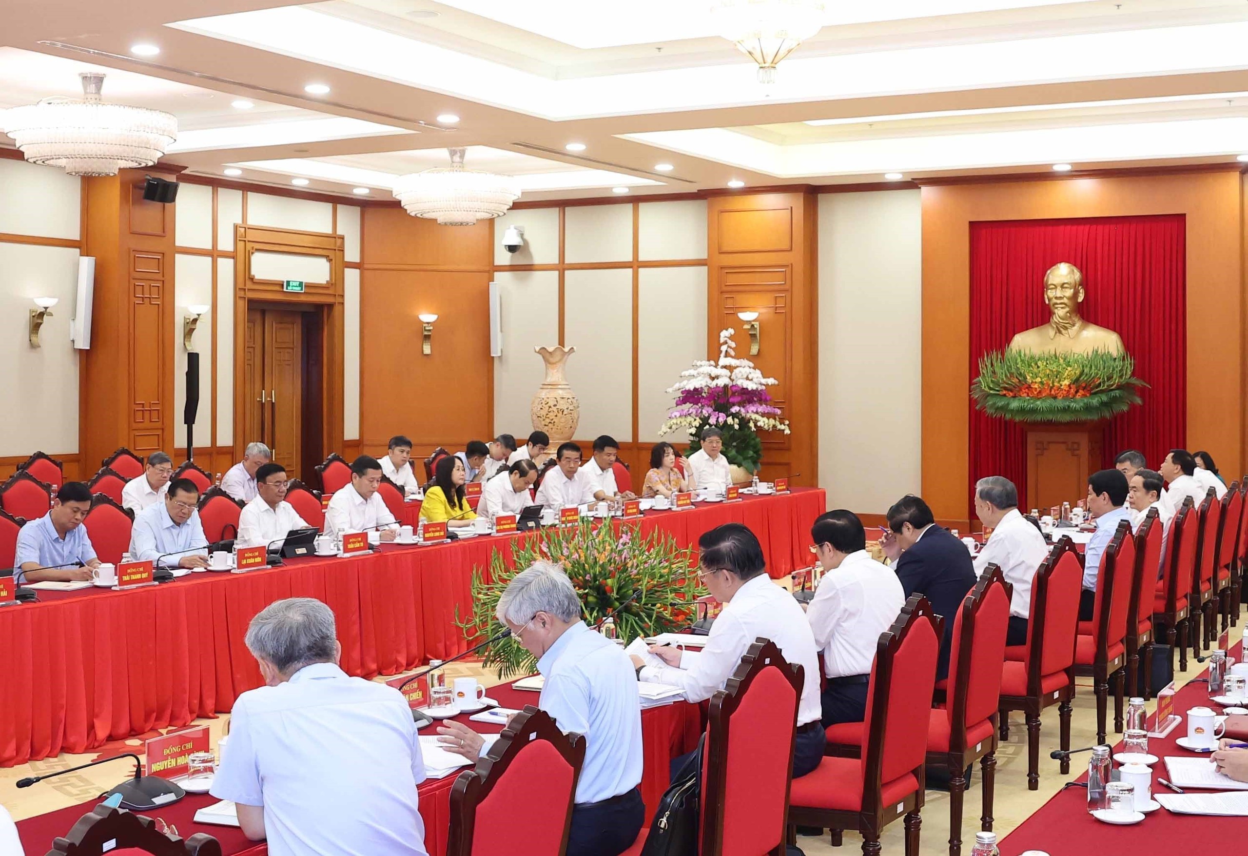 Tổng Bí thư chủ trì cuộc làm việc của Bộ Chính trị với Ban Thường vụ Đảng uỷ các cơ quan Đảng Trung ương - Ảnh 5.