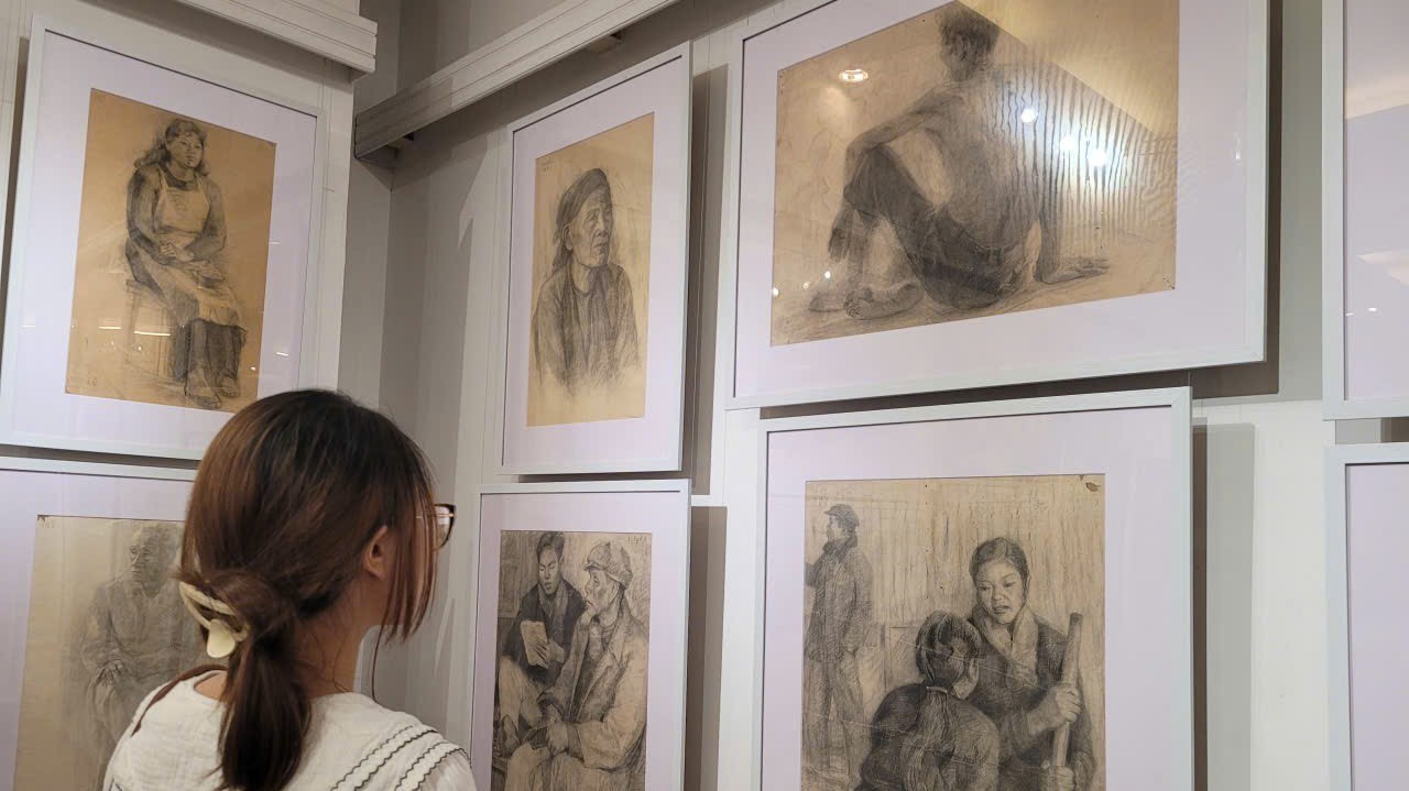 Dấu ấn 100 năm đào tạo Mỹ thuật Việt Nam qua Triển lãm “Hình họa và tượng tròn nghiên cứu&quot;