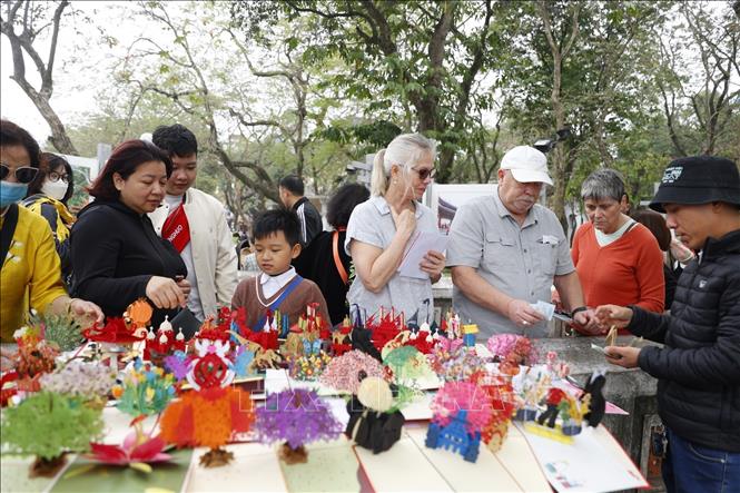 Người nước ngoài hào hứng đón Tết Dương lịch 2026 tại Thủ đô Hà Nội - Ảnh 3.