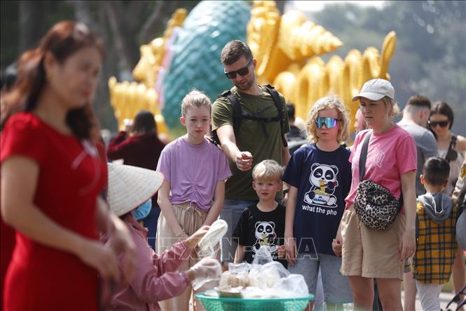 Người nước ngoài hào hứng đón Tết Dương lịch 2026 tại Thủ đô Hà Nội - Ảnh 1.