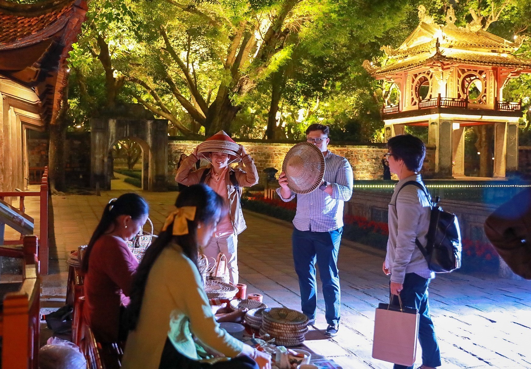 Khám phá đêm Văn Miếu – Quốc Tử Giám qua "Âm sắc Việt" - Ảnh 6. Khám phá đêm Văn Miếu – Quốc Tử Giám qua "Âm sắc Việt" - Ảnh 6.