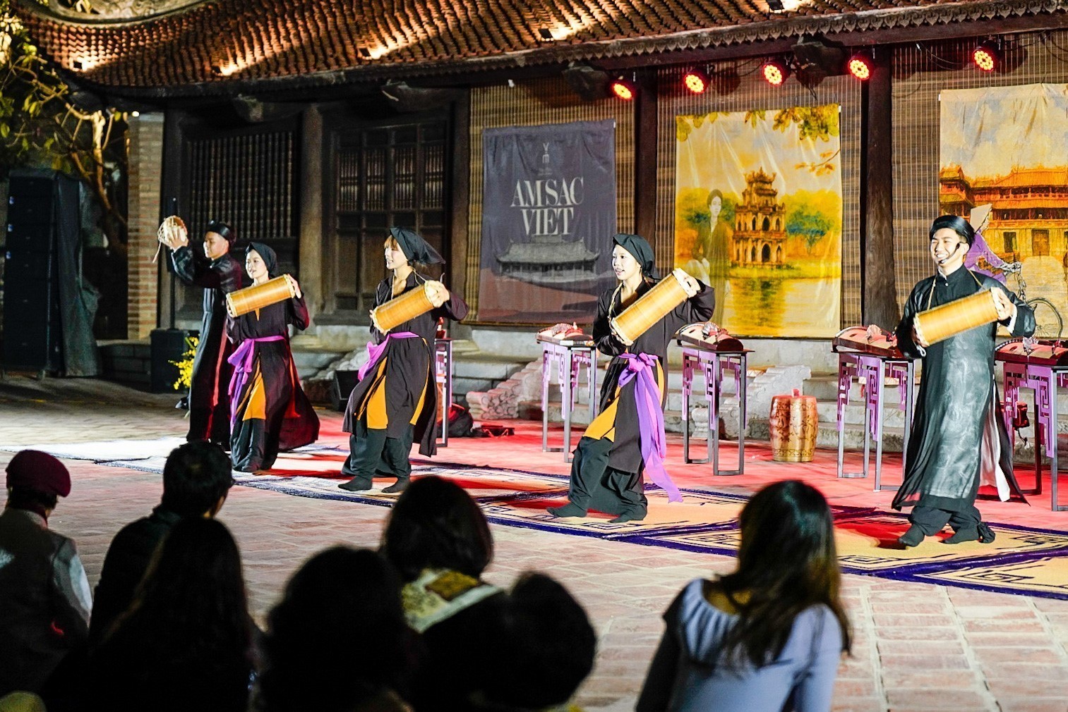 Khám phá đêm Văn Miếu – Quốc Tử Giám qua "Âm sắc Việt" - Ảnh 9. Khám phá đêm Văn Miếu – Quốc Tử Giám qua "Âm sắc Việt" - Ảnh 9.