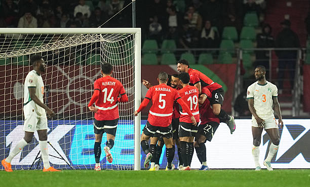 Ai Cập (áo đỏ) đánh bại Bờ Biển Ngà 3-2, vào bán kết cúp Châu Phi 2026