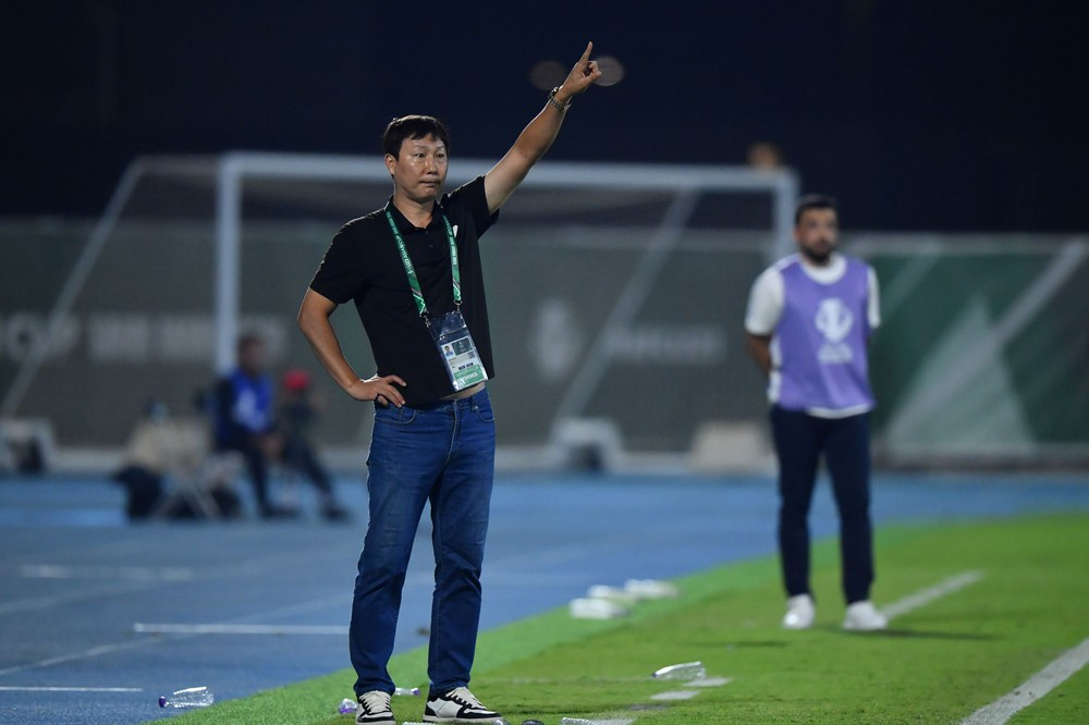 'Phép thuật' của HLV Kim Sang Sik và những quyết định thay người tạo khác biệt - Ảnh 2.