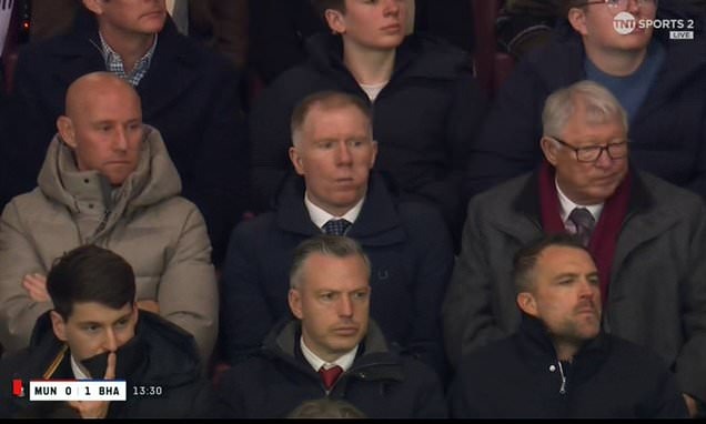 MU đi vào lịch sử… theo cách không mong muốn, đến  Sir Alex Ferguson ngồi khán đài còn ngán ngẩm - Ảnh 3.