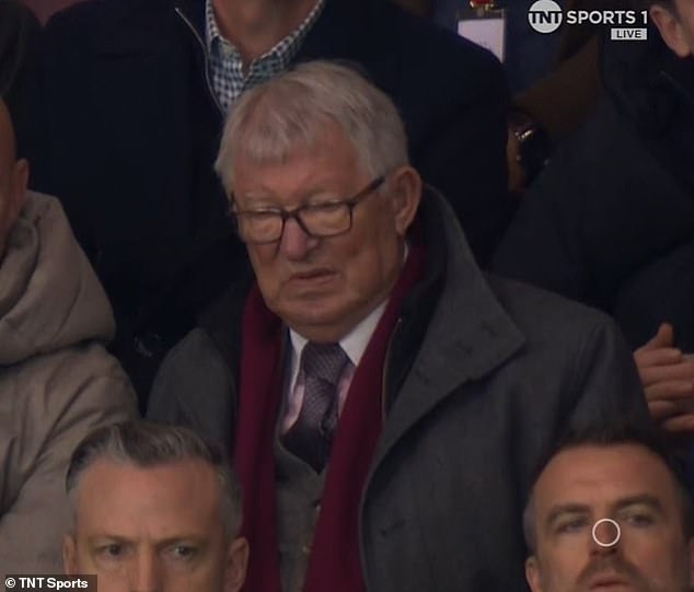 MU đi vào lịch sử… theo cách không mong muốn, đến  Sir Alex Ferguson ngồi khán đài còn ngán ngẩm - Ảnh 1.