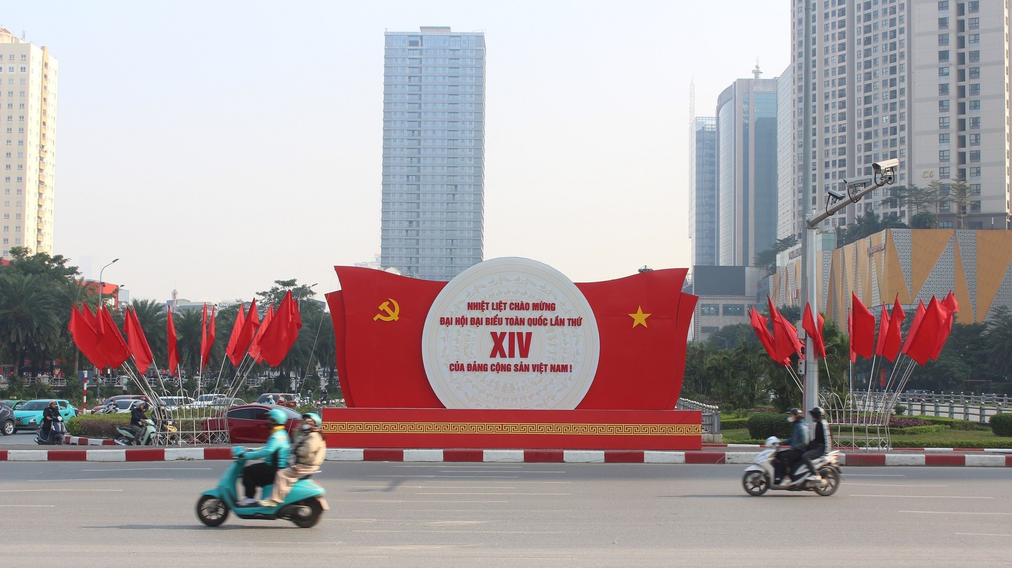 Hà Nội rực rỡ cờ hoa, sắt son niềm tin vào Đại hội XIV của Đảng