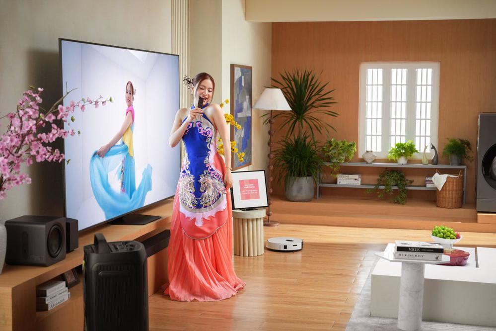 Hoàng Thuỳ Linh kể chuyện 30 năm đón Tết lớn trong MV mới - Ảnh 3.