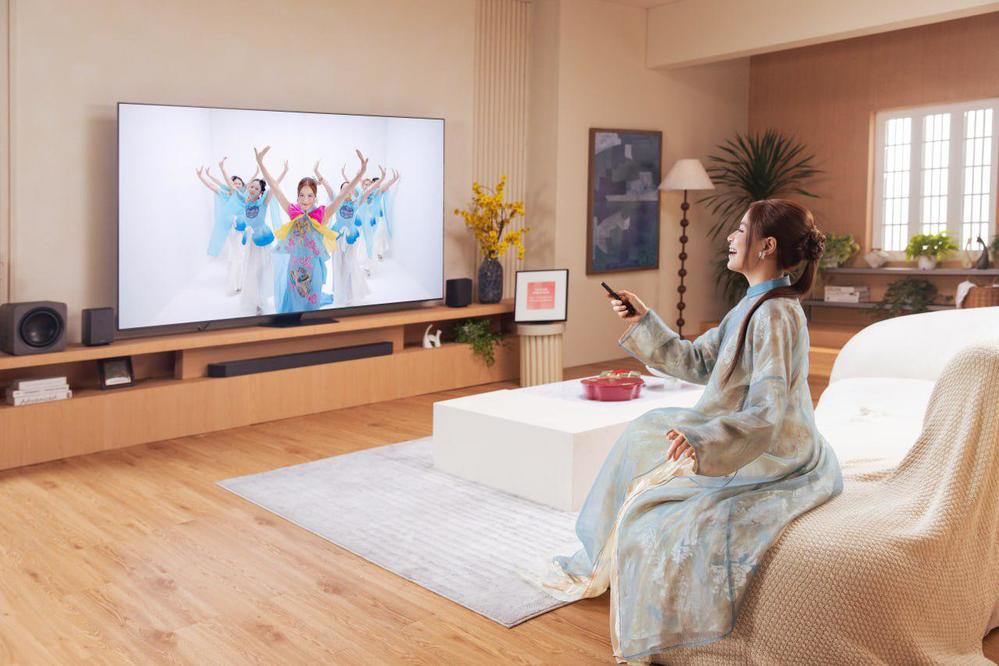 Hoàng Thuỳ Linh kể chuyện 30 năm đón Tết lớn trong MV mới - Ảnh 2.